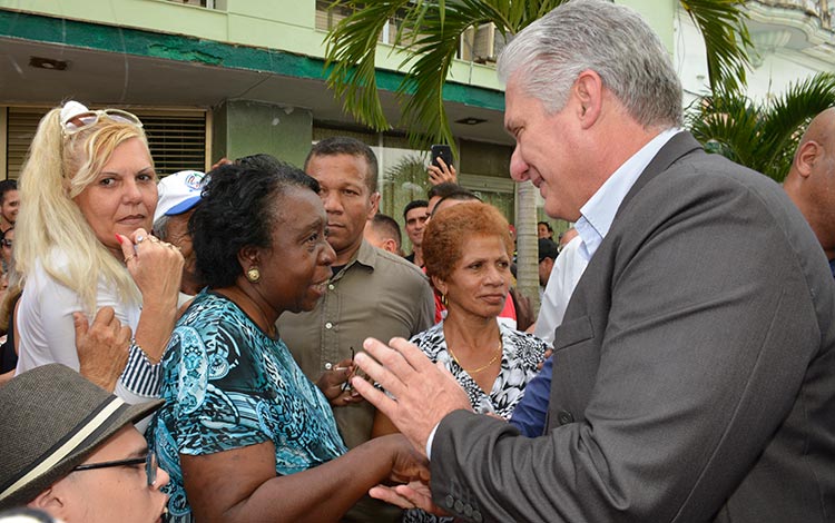 El presidente de la República de Cuba, Miguel Díaz-Canel Bermúdez, saluda al pueblo de Santa Clara. El presidente de la República de Cuba, Miguel Díaz-Canel Bermúdez, saluda al pueblo de Santa Clara.