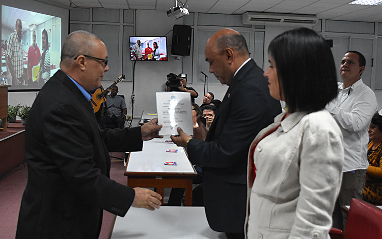 Toma de posesión del gobernador y la vicegobernadora de Villa Clara. Toma de posesión del gobernador y la vicegobernadora de Villa Clara.