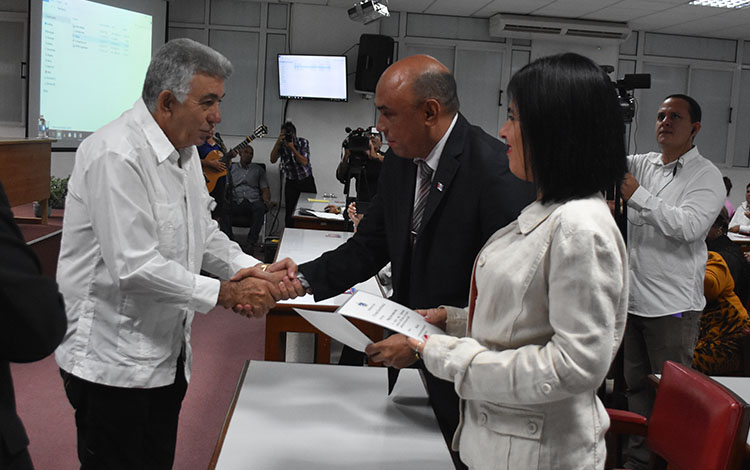 Toma de posesión del gobernador y la vicegobernadora de Villa Clara. Toma de posesión del gobernador y la vicegobernadora de Villa Clara.