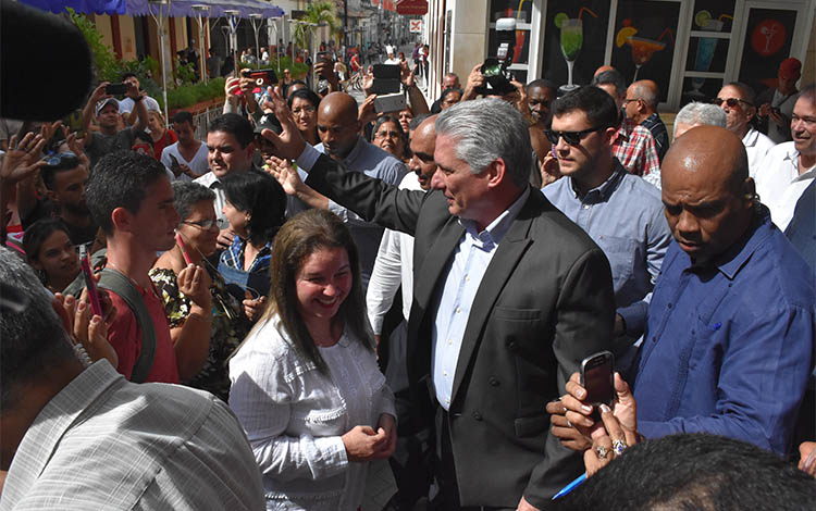 El presidente de la República de Cuba, Miguel Díaz-Canel Bermúdez, saluda al pueblo de Santa Clara. El presidente de la República de Cuba, Miguel Díaz-Canel Bermúdez, saluda al pueblo de Santa Clara.