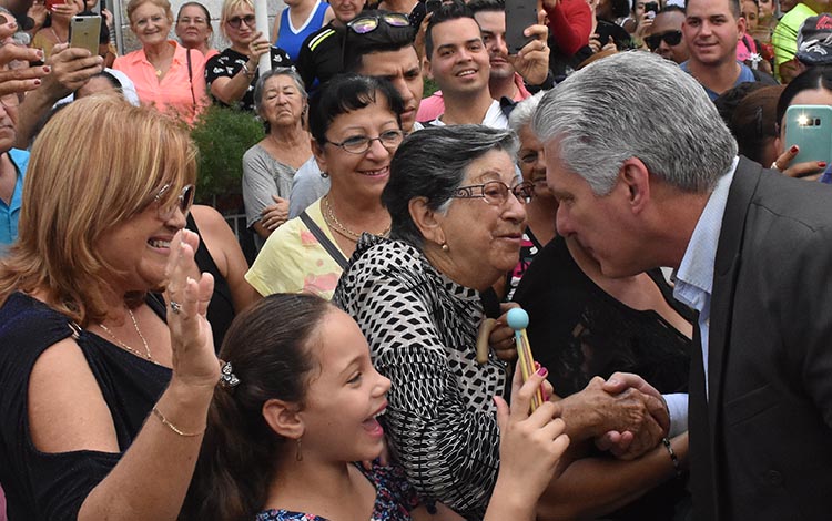El presidente de la República de Cuba, Miguel Díaz-Canel Bermúdez, saluda al pueblo de Santa Clara. El presidente de la República de Cuba, Miguel Díaz-Canel Bermúdez, saluda al pueblo de Santa Clara.