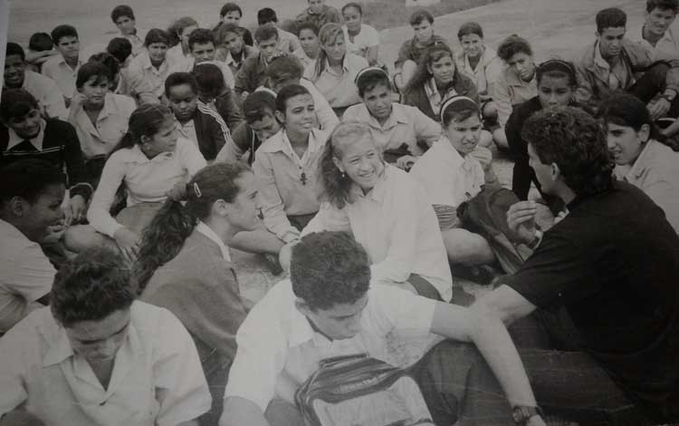 Miguel Díaz-Canel durante un recorrido por centros de la provincia de Villa Clara en 1995. Miguel Díaz-Canel durante un recorrido por centros de la provincia de Villa Clara en 1995.