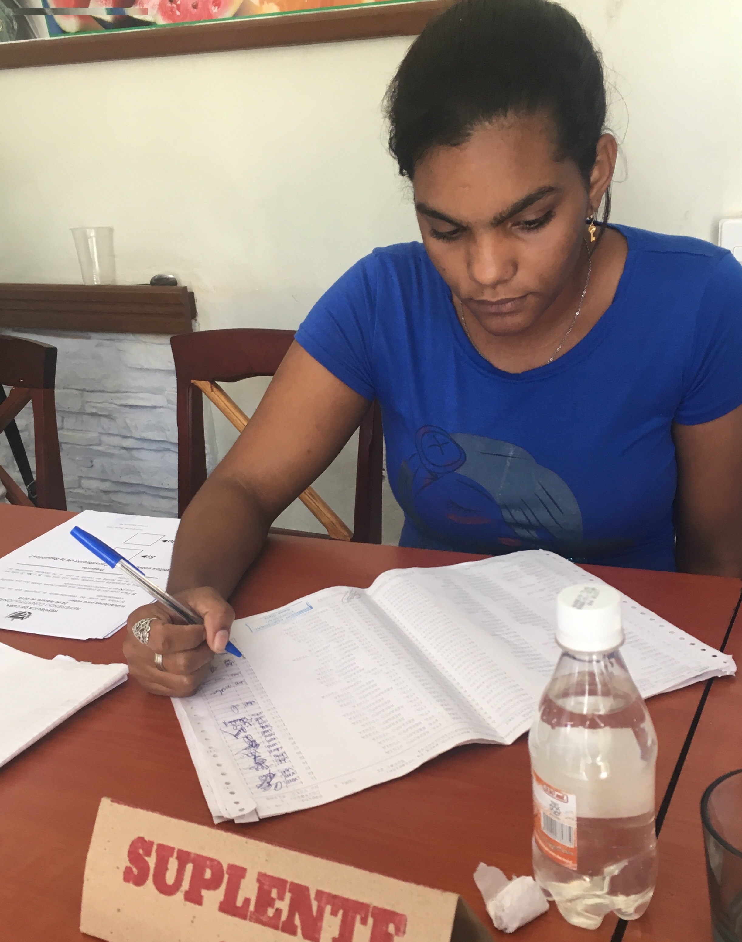 mesa electoral mujer escribiendo