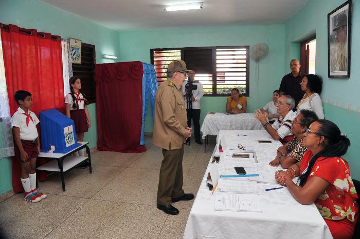 Raúl Castro ejerció su derecho al voto