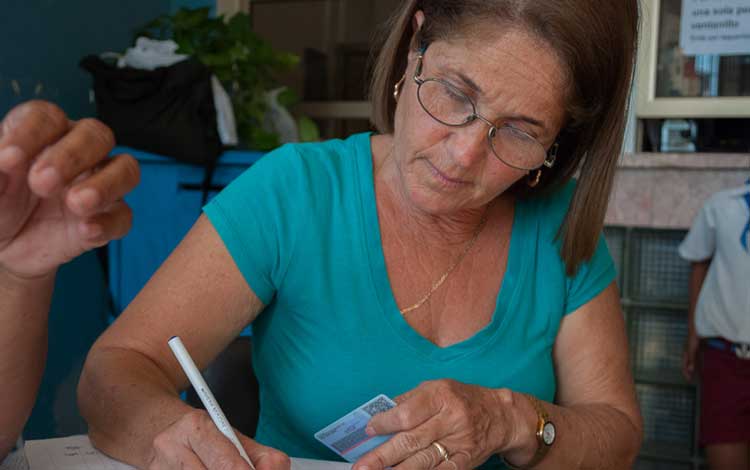 Coralia Guerra Martínez, miembro del colegio electoral en Santa Clara. Coralia Guerra Martínez, miembro del colegio electoral en Santa Clara.