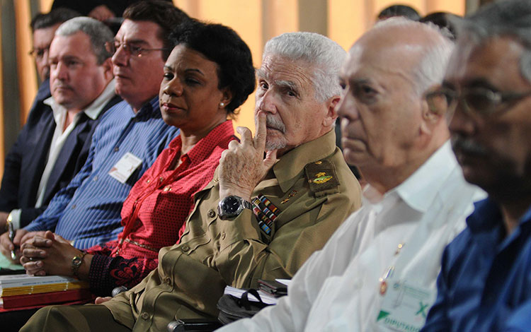 Comandante de la Revolución Ramiro Valdés Menéndez asiste a debates de comisión Industria, Construcción y Energía. Comandante de la Revolución Ramiro Valdés Menéndez asiste a debates de comisión Industria, Construcción y Energía.