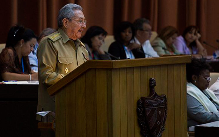Raúl Castro Ruz en la clausura del décimo período de sesiones de la octava legislatura de la Asamblea Nacional. Raúl Castro Ruz en la clausura del décimo período de sesiones de la octava legislatura de la Asamblea Nacional.