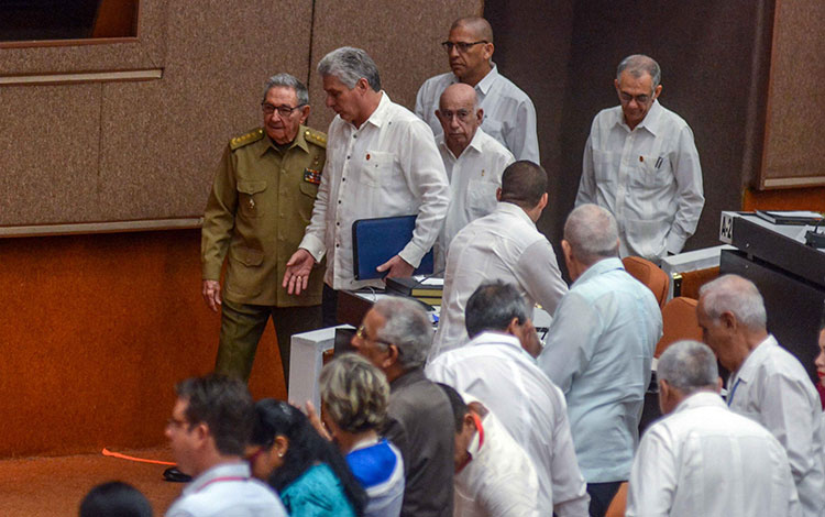 Raúl Castro y Miguel Díaz-Canel en sesión de la Asamblea Nacional del Poder Popular, 22 de julio de 2018. Raúl Castro y Miguel Díaz-Canel en sesión de la Asamblea Nacional del Poder Popular, 22 de julio de 2018.