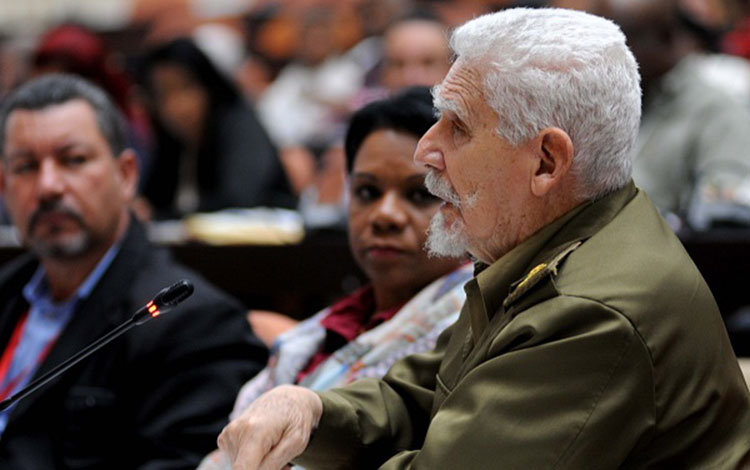 Comandante de la Revolución Ramiro Valdés participa en análisis sobre los subsidios en comisiones de la Asamblea Nacional.