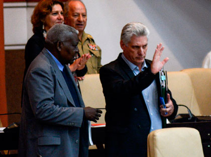 Miguel Díaz-Canel Bermúdez, presidente de los Consejos de Estado y de Ministros, y Esteban Lazo, presidente del Parlamento cubano. Miguel Díaz-Canel Bermúdez, presidente de los Consejos de Estado y de Ministros, y Esteban Lazo, presidente del Parlamento cubano.