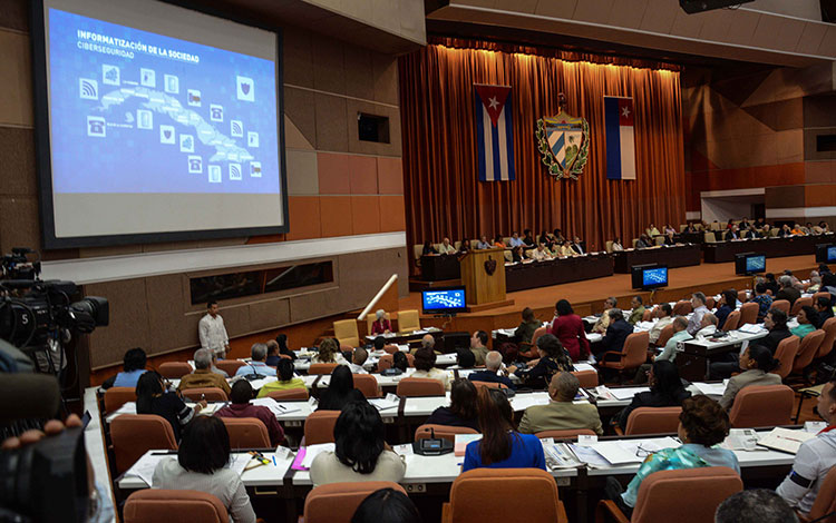 Diputados ala Asamblea Nacional debaten en plenario sobre la informatización de la sociedad. Diputados ala Asamblea Nacional debaten en plenario sobre la informatización de la sociedad.