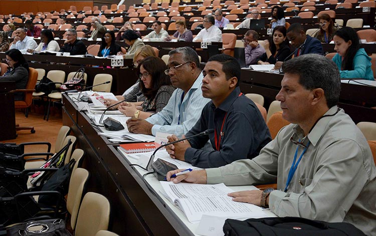 Diputados cubanos debate proyecto de Constitución. Diputados cubanos debate proyecto de Constitución.