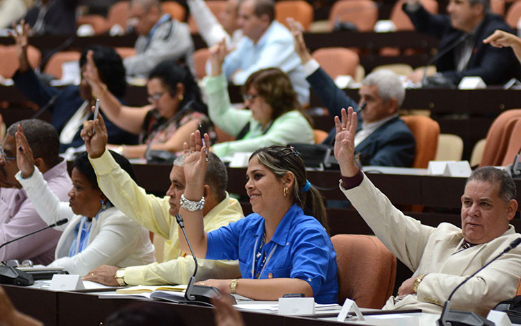 Diputados cubanos durante el análisis del proyecto de Constitución. Diputados cubanos durante el análisis del proyecto de Constitución.