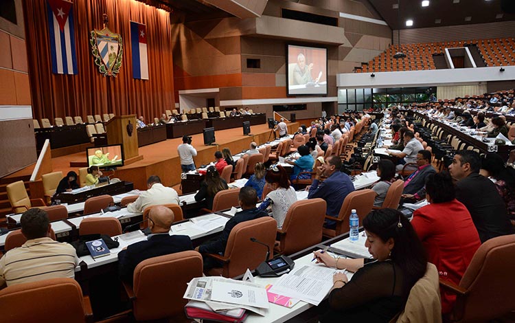 Diputados cubanos durante el análisis del proyecto de Constitución. Diputados cubanos durante el análisis del proyecto de Constitución.