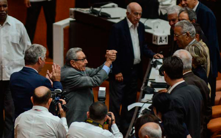 Raúl Castro Ruz y Miguel Díaz-Canel Bermúdez tras clausura de la sesión de la Asamblea Nacional del Poder Popular, 21 de diciembre de 2018. Raúl Castro Ruz y Miguel Díaz-Canel Bermúdez tras clausura de la sesión de la Asamblea Nacional del Poder Popular, 21 de diciembre de 2018.