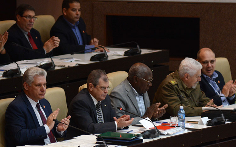 Presidente cubano, Miguel Díaz-Canel, y miembros del Consejo de Estado en sesión ordinaria de la Asamblea Nacional. Presidente cubano, Miguel Díaz-Canel, y miembros del Consejo de Estado en sesión ordinaria de la Asamblea Nacional.