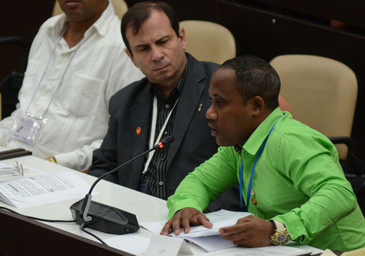 Diputados cubanos durante el análisis del proyecto de Constitución. Diputados cubanos durante el análisis del proyecto de Constitución.
