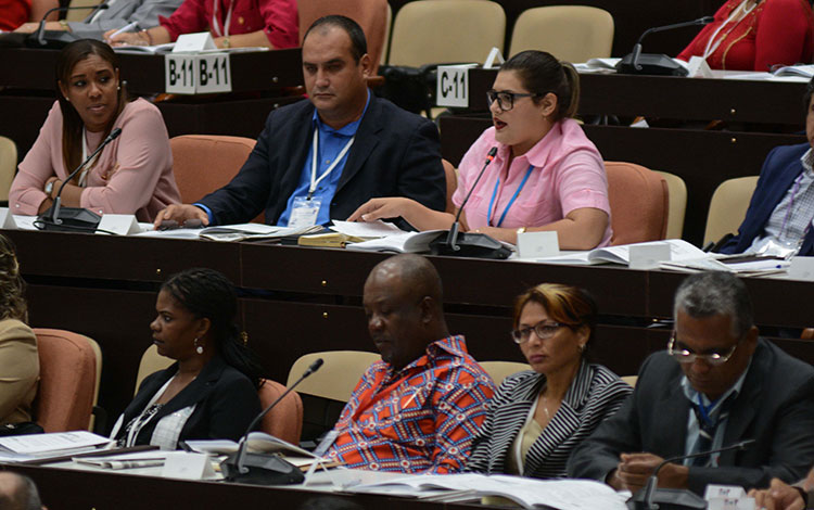 Diputados cubanos durante el análisis del proyecto de Constitución. Diputados cubanos durante el análisis del proyecto de Constitución.