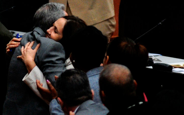 Los diputados Raúl Castro y Mariela Castro durante el debate del proyecto de Constitución de Cuba. Los diputados Raúl Castro y Mariela Castro durante el debate del proyecto de Constitución de Cuba.