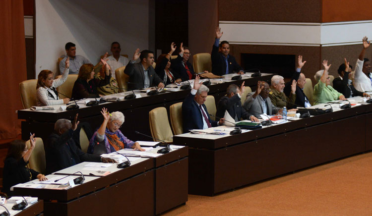 Presidencia de la Asamblea Nacional y Consejo de Estado durante sesión del Parlamento. Presidencia de la Asamblea Nacional y Consejo de Estado durante sesión del Parlamento.