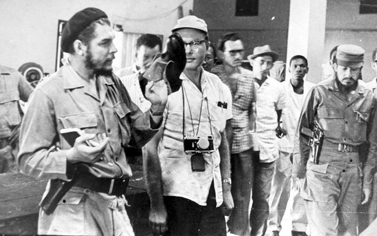 El Che en la fábrica de calzado Dinamo, en Caibarién, 1963. El Che en la fábrica de calzado Dinamo, en Caibarién, 1963.