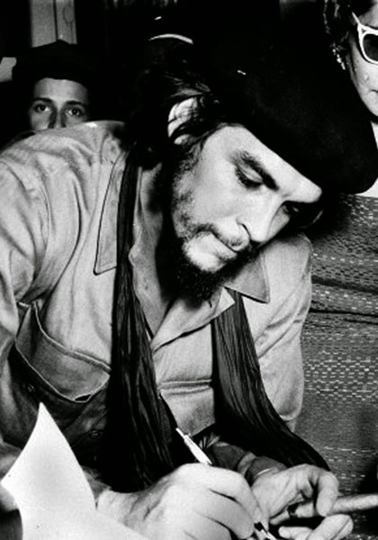Che Guevara escribiendo en su diario