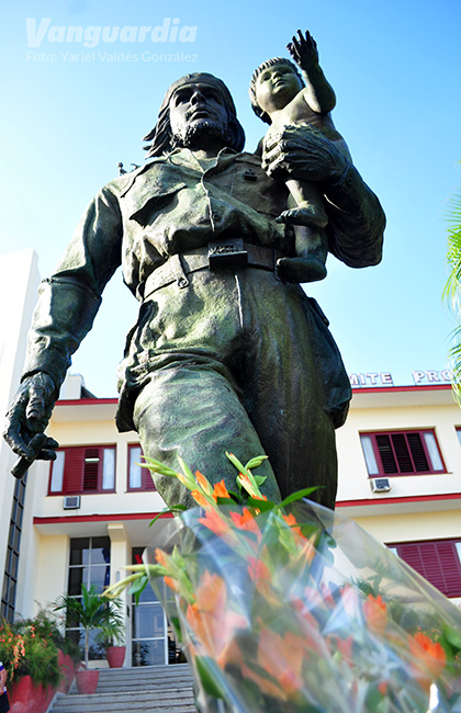 Escultura del Che con niño, Santa Clara Escultura del Che con niño, Santa Clara