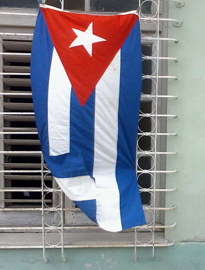Bandera cubana en ventana de Sagua la Grande.