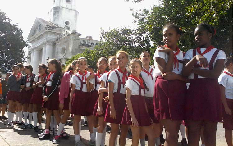 Pioneros de Sagua la Grande en tributo a Fidel.