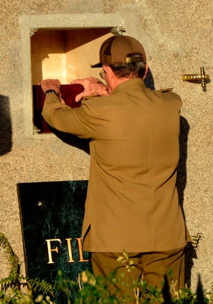 Raúl deposita cenizas de Fidel en monumento de Santa Ifigenia
