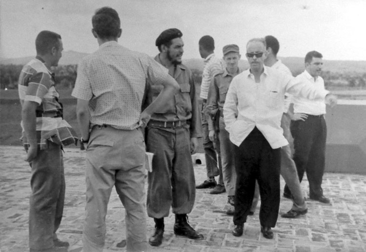 Ernesto Che Guevara junto al rector de la Universidad Central Marta Abreu de Las Villas, Silvio de la Torre Grovas. Ernesto Che Guevara junto al rector de la Universidad Central Marta Abreu de Las Villas, Silvio de la Torre Grovas.