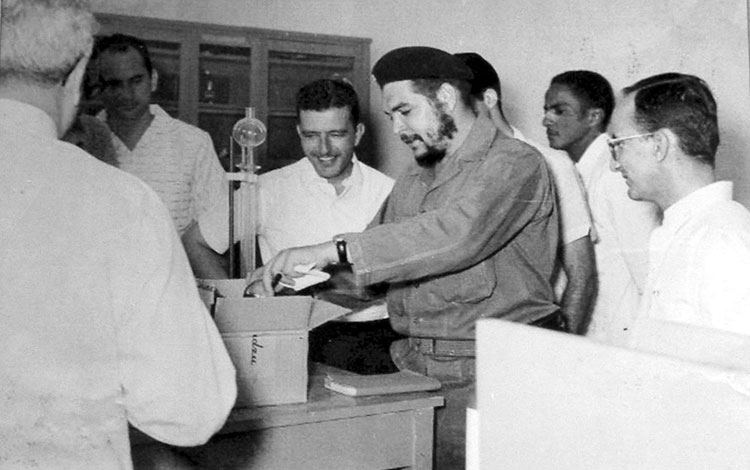 Ernesto Che Guevara recorre laboratorio de la Universidad Central Marta Abreu de Las Villas. Ernesto Che Guevara recorre laboratorio de la Universidad Central Marta Abreu de Las Villas.