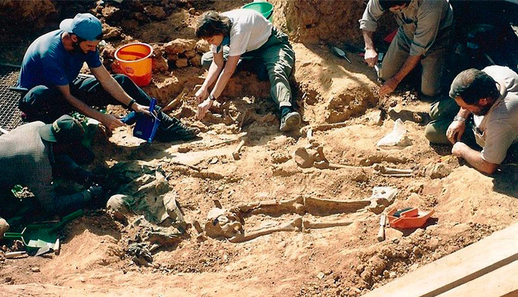 Grupo de científicos durante la labor de búsqueda de los restos del Che y sus compañeros de la guerrilla en Bolivia.