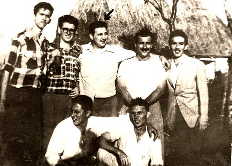 Abel Santamaría junto a Fidel Castro y un grupo de revolucionarios. Abel Santamaría junto a Fidel Castro y un grupo de revolucionarios.