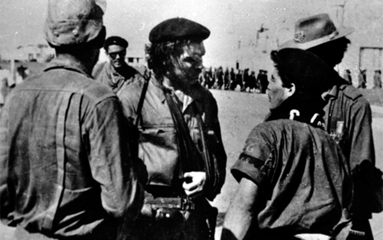 Ernesto Che Guevara durante la Batalla de Santa Clara, diciembre de 1958. Ernesto Che Guevara durante la Batalla de Santa Clara, diciembre de 1958.