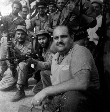 Periodista Pepito Barrero, junto a combatientes rebeldes, en función de corresponsal de guerra. Periodista Pepito Barrero, junto a combatientes rebeldes, en función de corresponsal de guerra.