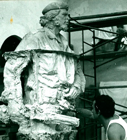 José Delarra trabaja en la escultura del Che para la Plaza de Santa Clara. José Delarra trabaja en la escultura del Che para la Plaza de Santa Clara.