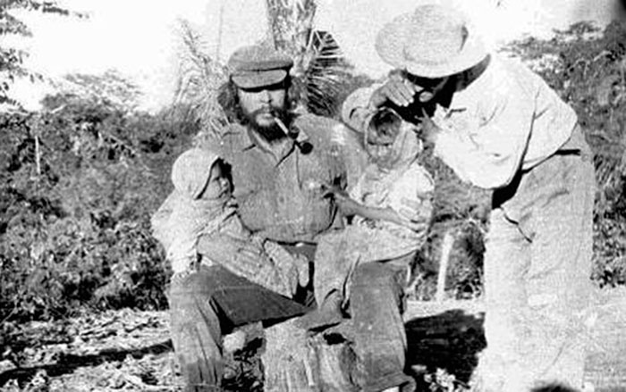 Che Guevara con los hijos de Honorato Rojas, campesino boliviano que lo traicionó. Che Guevara con los hijos de Honorato Rojas, campesino boliviano que lo traicionó.