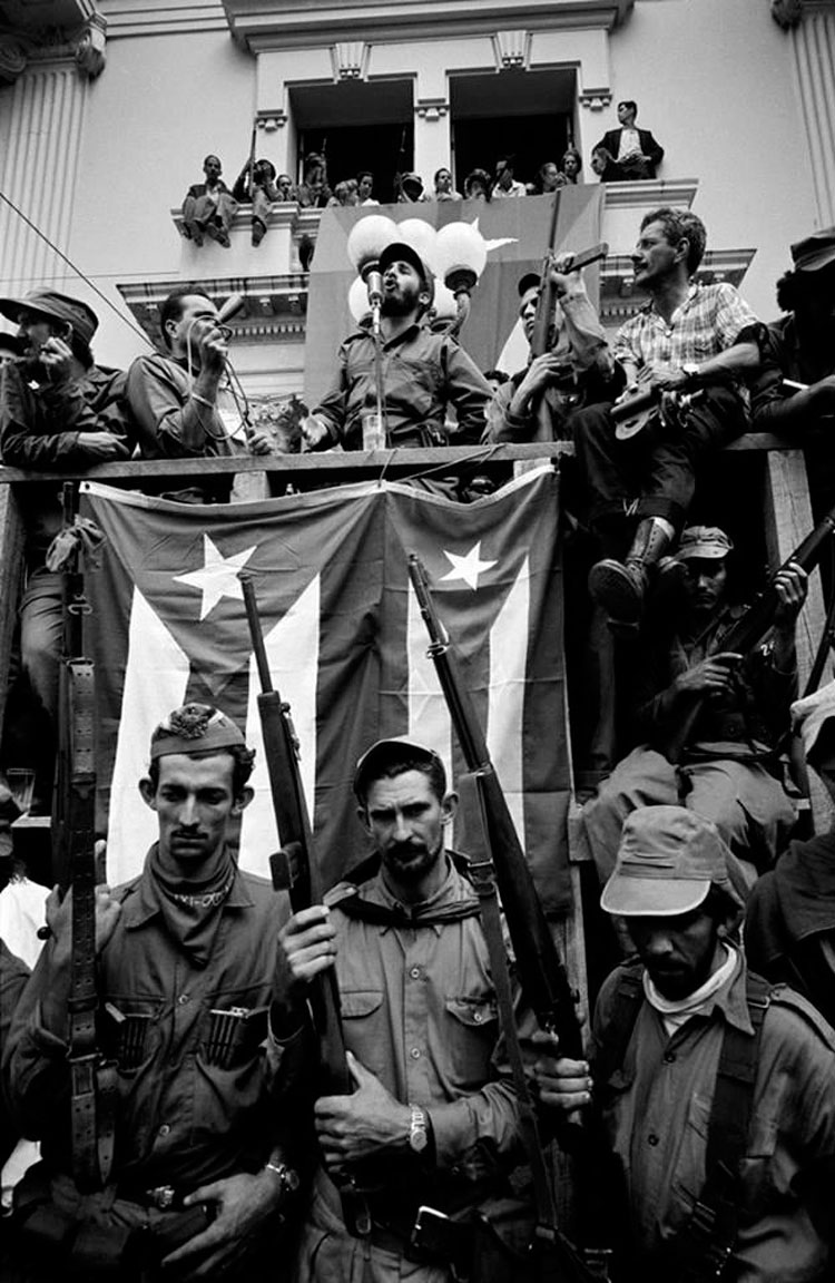 Fidel le habla al pueblo de Santa Clara desde el edificio del antiguo Gobierno Provincial, hoy Biblioteca Provincial Martí­. (Foto: Burt Glinn)