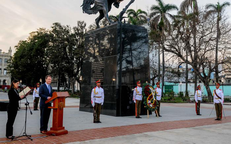 Develan estatua ecuestre de Martí en La Habana Develan estatua ecuestre de Martí en La Habana