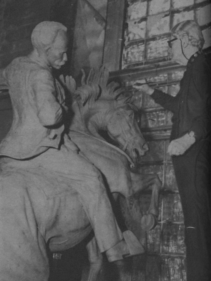 Anna Hyatt Huntington modelando la estatua de nuestro Apóstol Anna Hyatt Huntington modelando la estatua de nuestro Apóstol