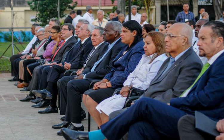 Presidencia al acto para develar estatua ecuestre de Martí en La Habana
