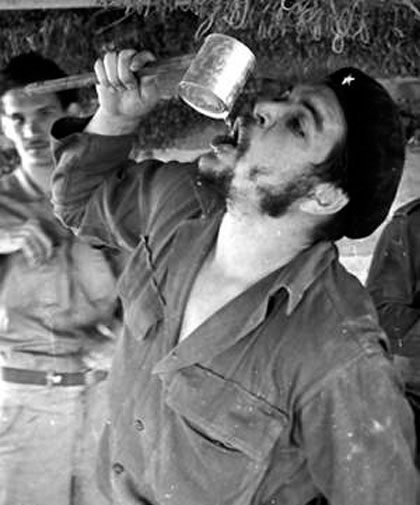Ernesto Che Guevara durante un trabajo voluntario en La Habana, en 1961. Ernesto Che Guevara durante un trabajo voluntario en La Habana, en 1961.