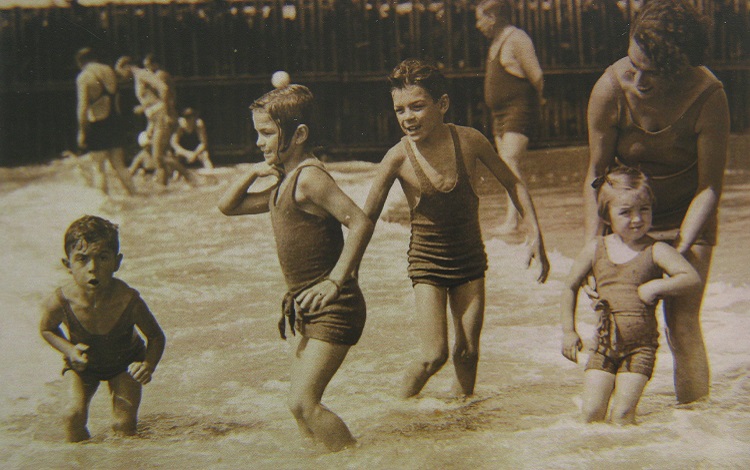 http://www.vanguardia.cu/images/materiales/historia/2018/06-12-retrato-hablado-de-tete/che-hermanos-playa.jpg Che junto a su familia en la playa