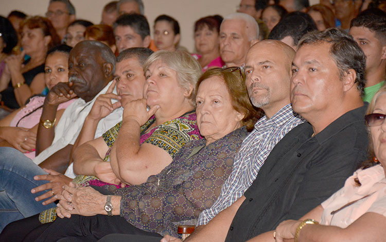 Invités de marque à la rencontre de Santa Clara sur le Che. Photo Vanguardia 