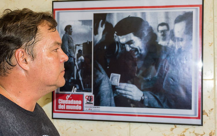Ramón Labañino aprecia exposición fotográfica sobre el Che en Santa Clara. Ramón Labañino aprecia exposición fotográfica sobre el Che en Santa Clara.