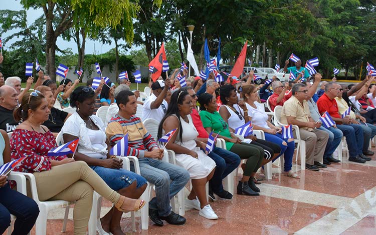 Trabajadores de las industrias de Villa Clara rinden tributo al Che. Trabajadores de las industrias de Villa Clara rinden tributo al Che.