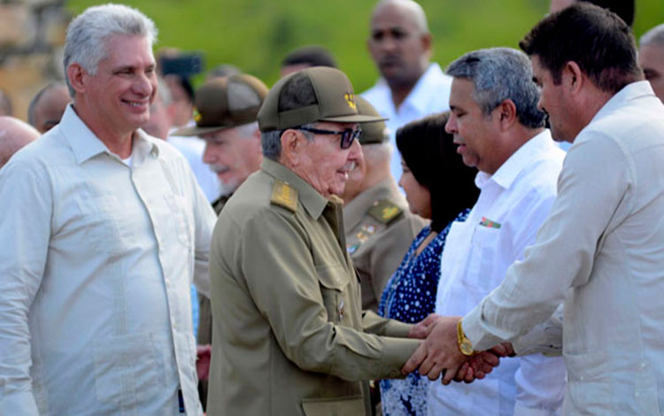 Raúl Castro Ruz y Miguel Díaz-Canel saludan a otros dirigentes de la Revolución en La Demajagua. Raúl Castro Ruz y Miguel Díaz-Canel saludan a otros dirigentes de la Revolución en La Demajagua.