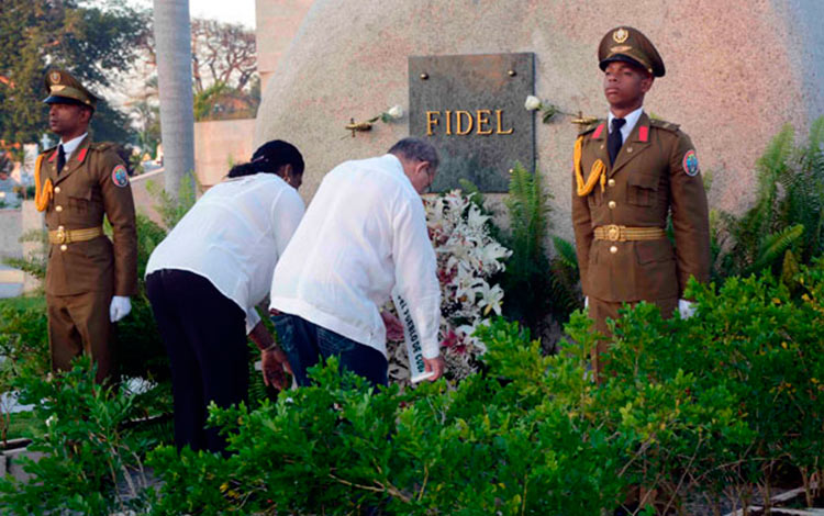 Lázaro Expósito Canto y Beatriz Johnson Urrutia colocan ofrenda floral ante monolito que guarda cenizas de Fidel.