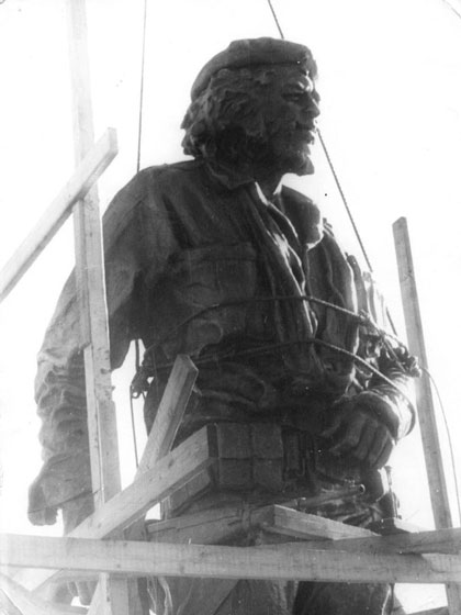Escultura del Che preparada para su izaje en el Plaza de Santa Clara. Escultura del Che preparada para su izaje en el Plaza de Santa Clara.